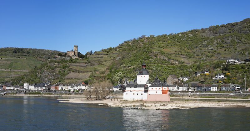 Die weiße Zollburg Pfalzgrafenstein auf einer Felsinsel im Rhein vor Kaub, am Hang darüber Burg Gutenfels zwischen Weinbergen